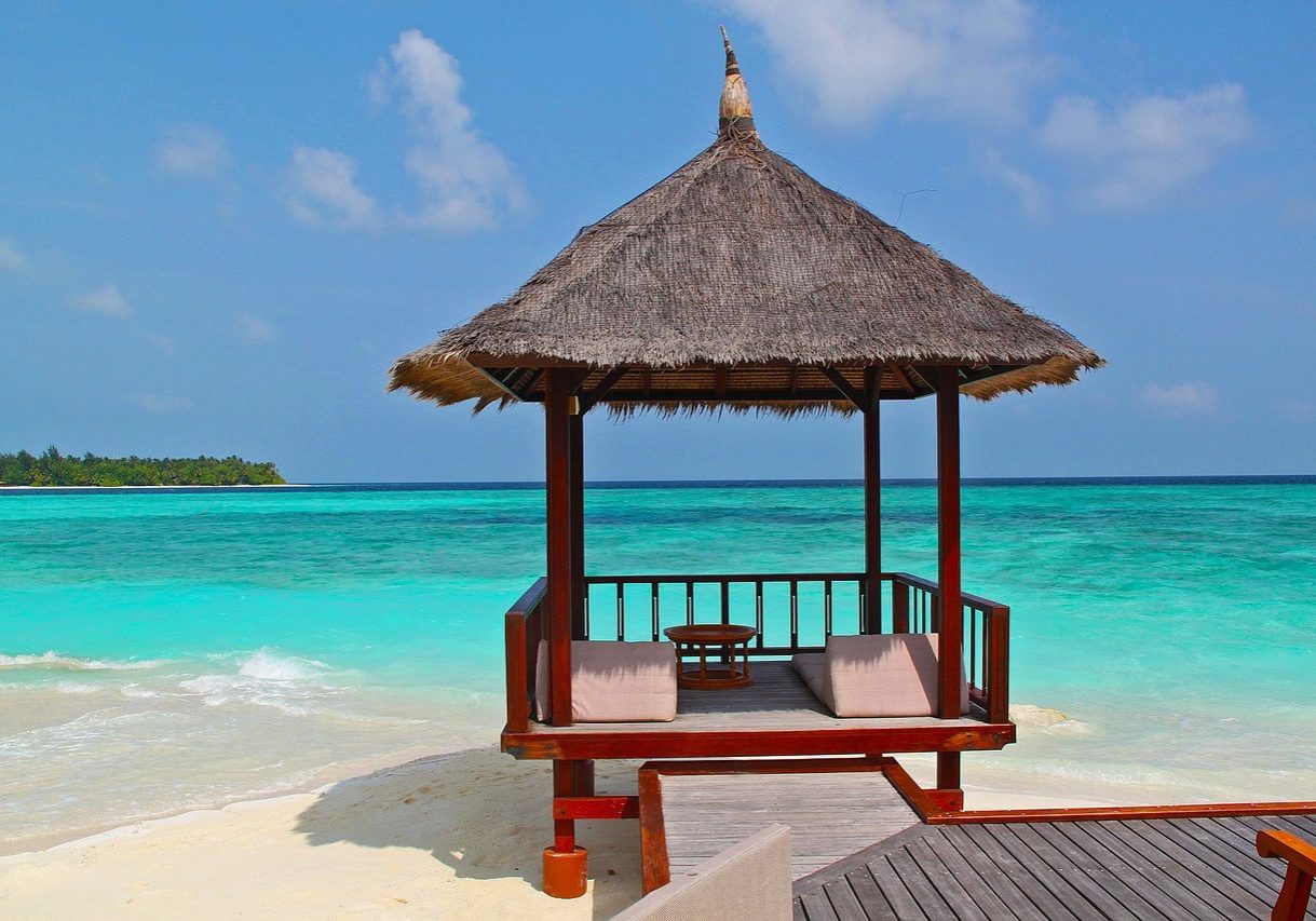 beach-hut-237489_1280-min